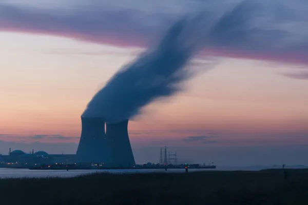Zwei große Kühltürme eines Atomkraftwerks